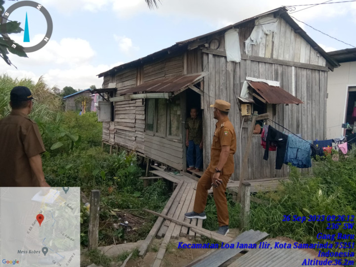Memberikan bantuan ke warga