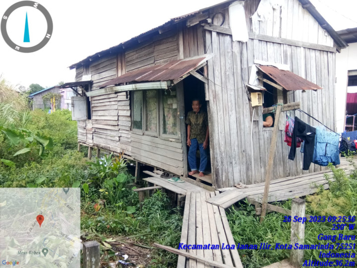 Memberikan bantuan ke warga