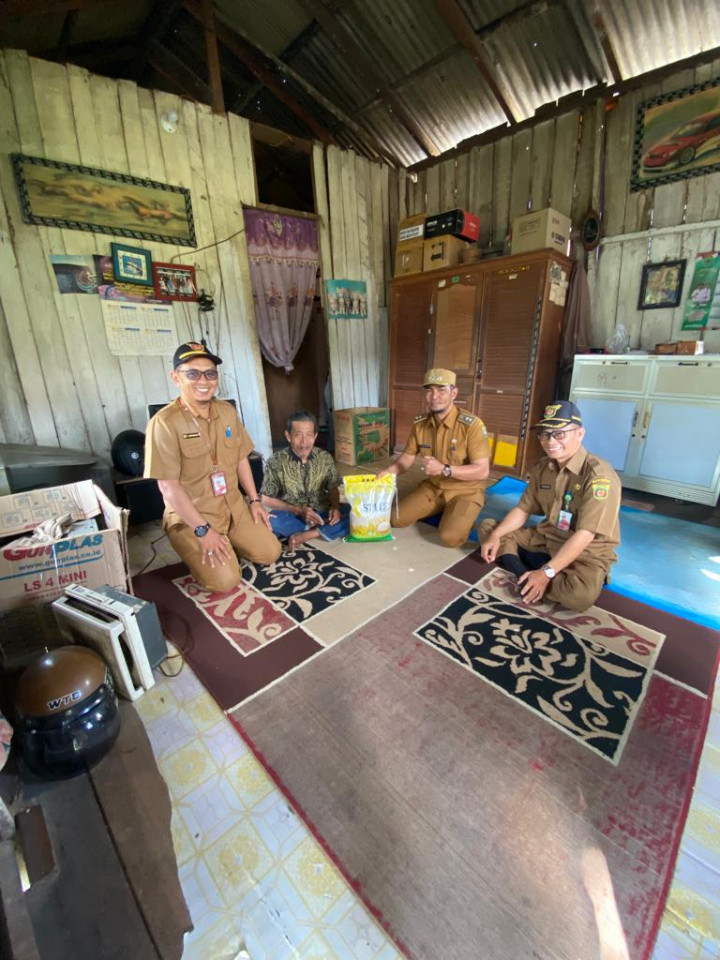 Memberikan bantuan ke warga