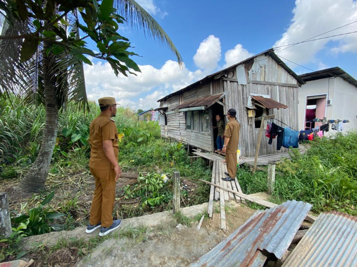 Memberikan bantuan ke warga