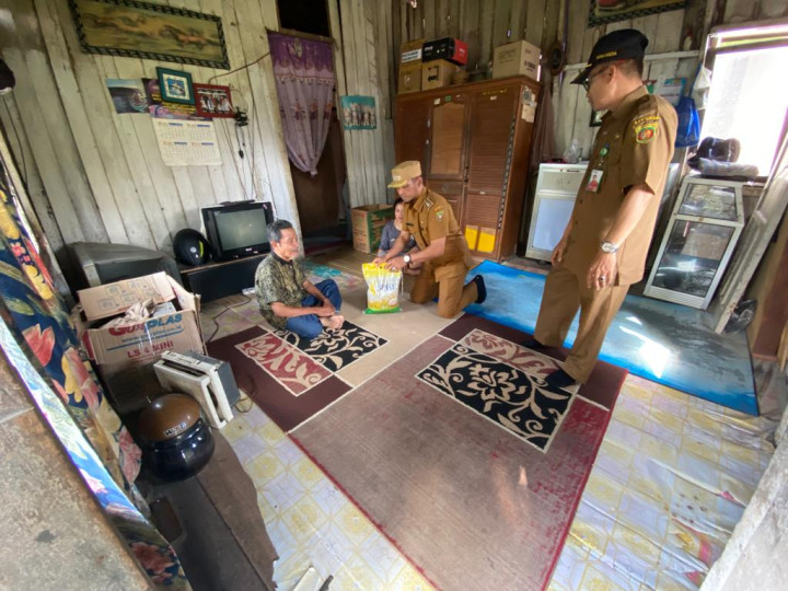 Memberikan bantuan ke warga
