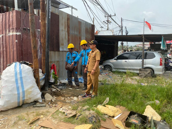 Pengecekan Lapangan PLN dan PDAM masalah kebocoran di depan PERUM GEMILANG RT.022