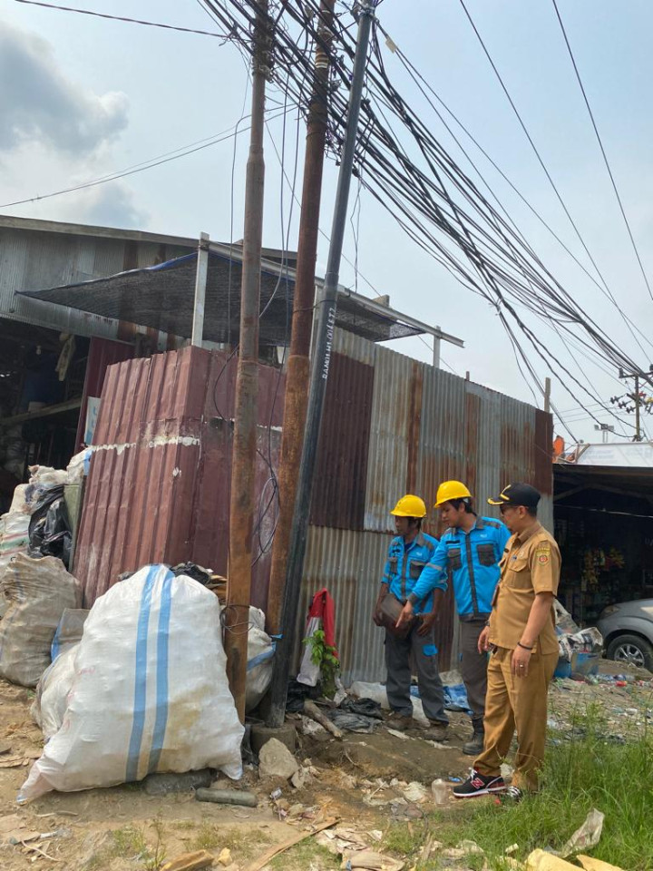 Pengecekan Lapangan PLN dan PDAM masalah kebocoran di depan PERUM GEMILANG RT.022