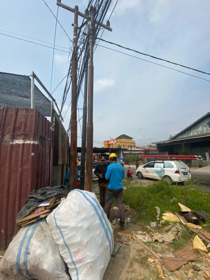 Pengecekan Lapangan PLN dan PDAM masalah kebocoran di depan PERUM GEMILANG RT.022