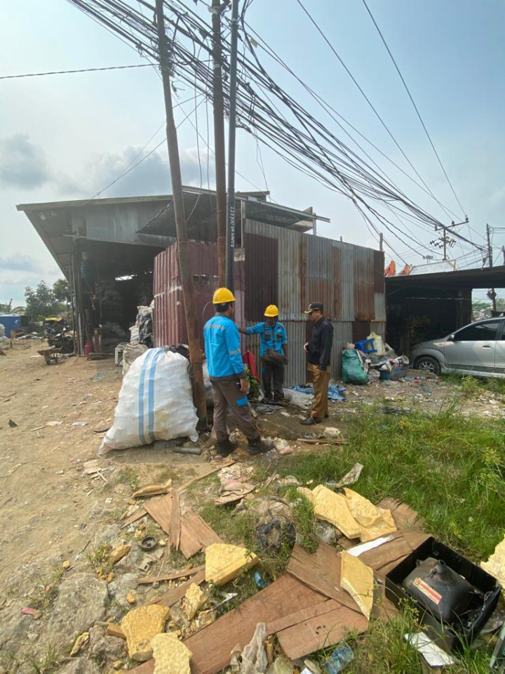 Pengecekan Lapangan PLN dan PDAM masalah kebocoran di depan PERUM GEMILANG RT.022
