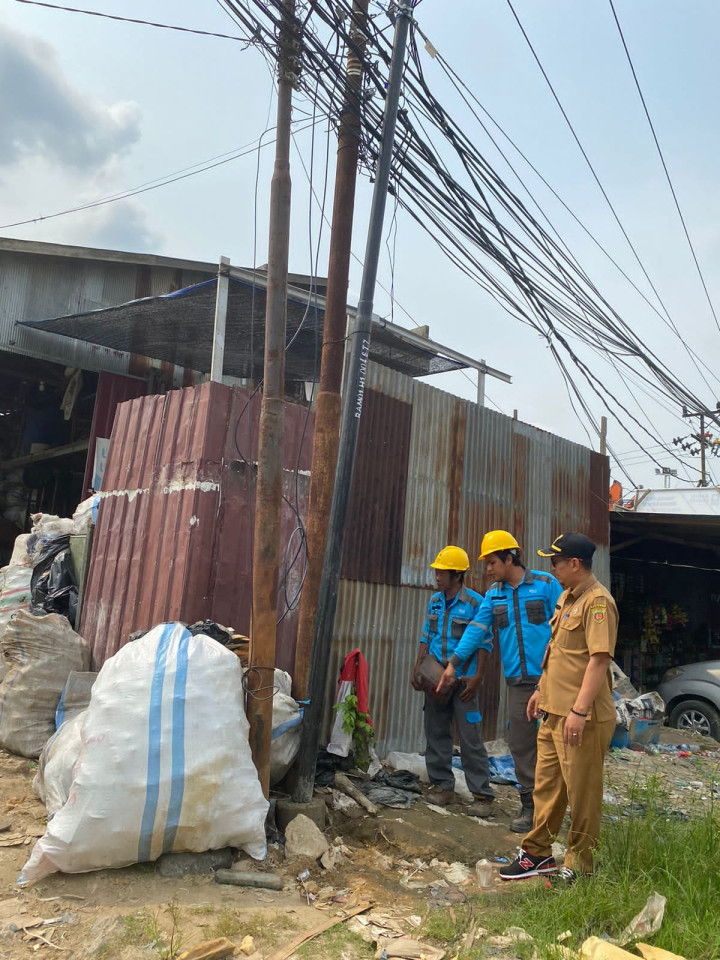 Pengecekan Lapangan PLN dan PDAM masalah kebocoran di depan PERUM GEMILANG RT.022