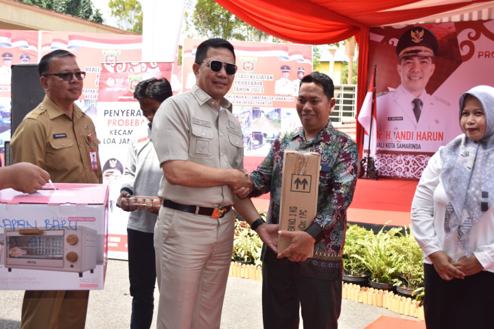 Penyerahan Probebaya Tahun 2023 Kecamatan Loa Janan Ilir oleh Bpk. WALIKOTA