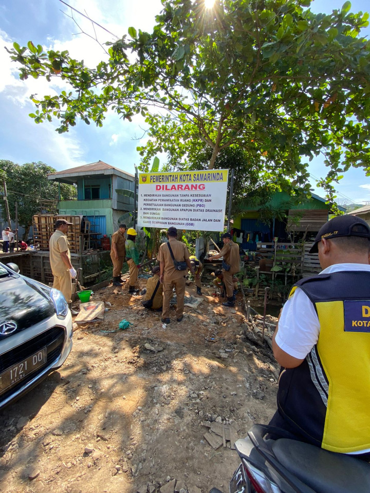 Pemasangan Tanda larangan membangun bangunan di atas drainase