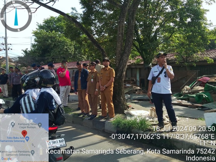 Lurah Rapak Dalam dan Stafnya Mengawal Penertipan PKL di Jl. Sultan Hasanuddin RT.01
