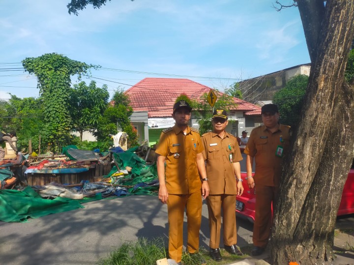Lurah Rapak Dalam dan Stafnya Mengawal Penertipan PKL di Jl. Sultan Hasanuddin RT.01
