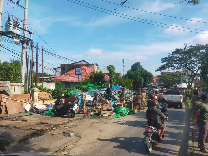 Lurah Rapak Dalam dan Stafnya Mengawal Penertipan PKL di Jl. Sultan Hasanuddin RT.01