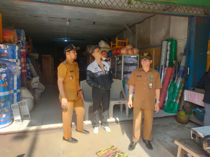 Lurah Rapak Dalam dan Stafnya Mengawal Penertipan PKL di Jl. Sultan Hasanuddin RT.01