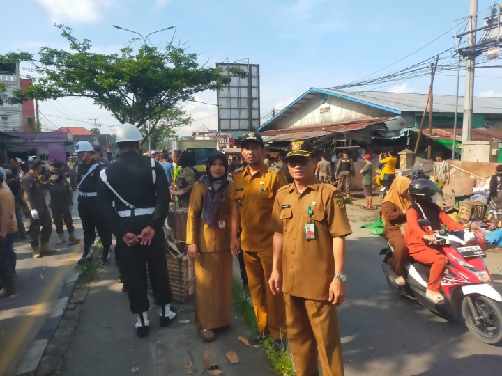 Lurah Rapak Dalam dan Stafnya Mengawal Penertipan PKL di Jl. Sultan Hasanuddin RT.01