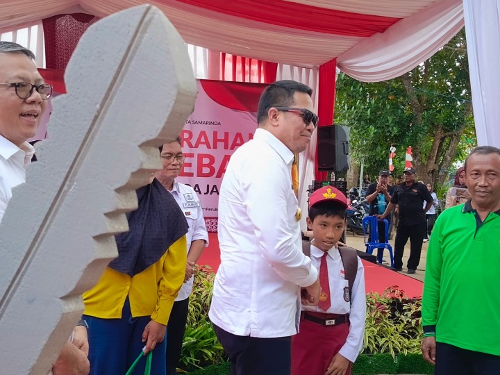 Penyerahan Program PROBEBAYA oleh Walikota Samarinda Kec. Loa Janan Ilir