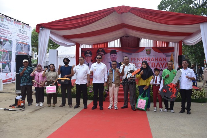 Penyerahan Program PROBEBAYA oleh Walikota Samarinda Kec. Loa Janan Ilir (2)