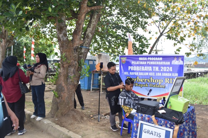 Penyerahan Program PROBEBAYA oleh Walikota Samarinda Kec. Loa Janan Ilir (2)