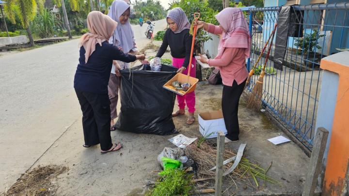 Gotong Royong Kelurahan Rawa Makmur