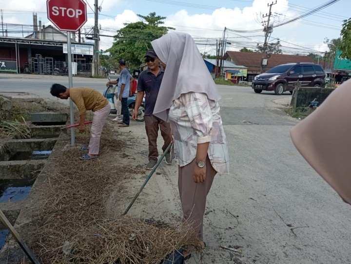 Gotong Royong Kelurahan Rawa Makmur