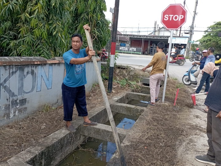 Gotong Royong Kelurahan Rawa Makmur