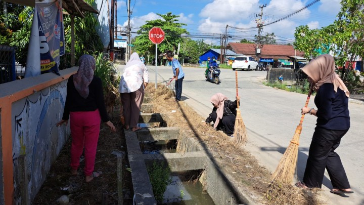 Gotong Royong Kelurahan Rawa Makmur