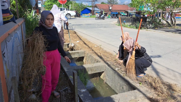 Gotong Royong Kelurahan Rawa Makmur