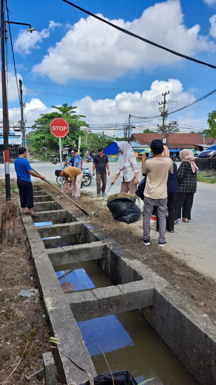 Gotong Royong Kelurahan Rawa Makmur