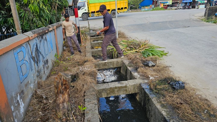 Gotong Royong Kelurahan Rawa Makmur