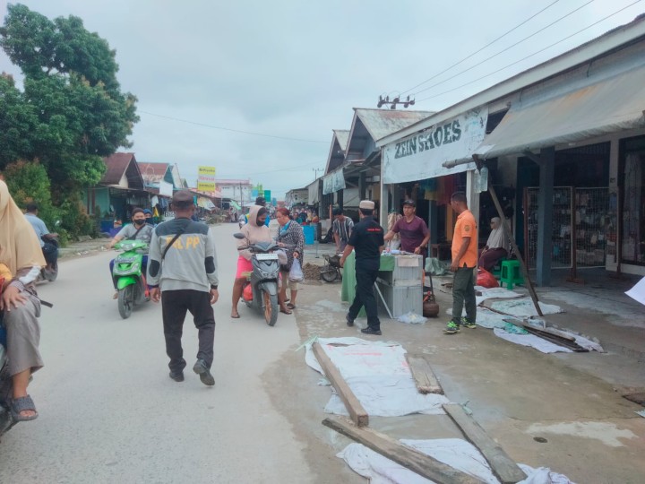 Kegiatan penertiban pedagang yang berjualan diatas parit