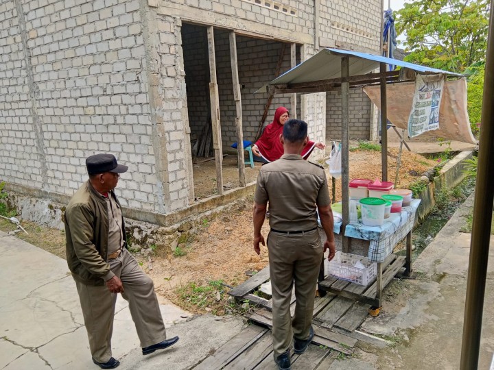 Kegiatan penertiban pedagang yang berjualan diatas parit