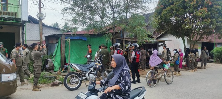 Kegiatan penertiban pedagang yang berjualan diatas parit