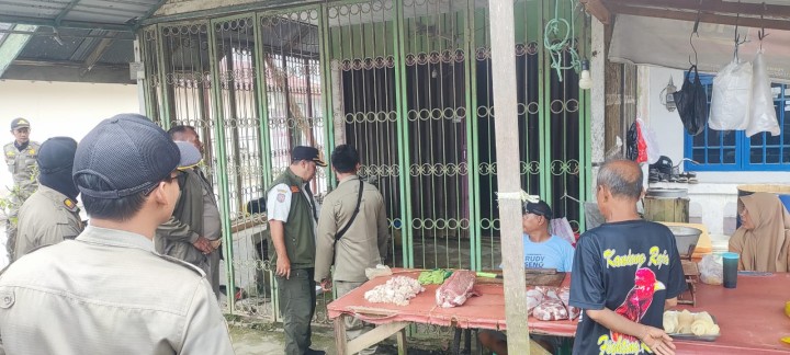 Kegiatan penertiban pedagang yang berjualan diatas parit