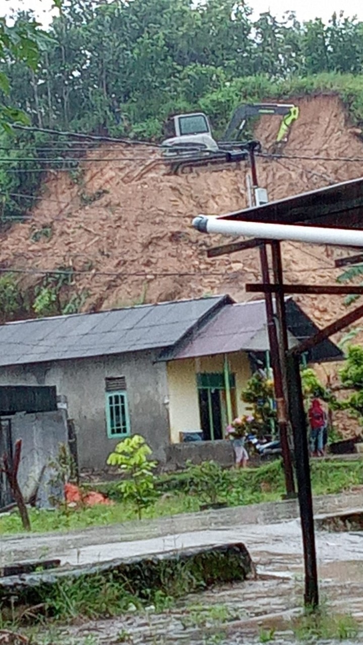 Bencana Alam Banjir yang mengakibatkan tanah longsor serta terendamnya rumah warga di wilayah Kelurahan Rawa Makmur Tahun 2025