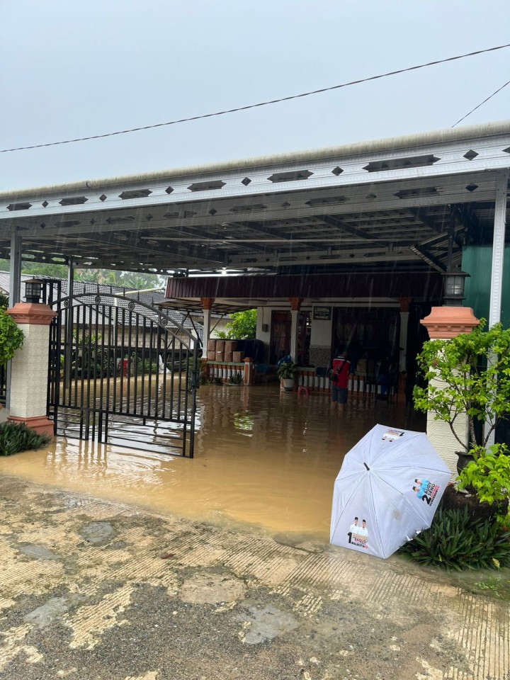 Bencana Alam Banjir yang mengakibatkan tanah longsor serta terendamnya rumah warga di wilayah Kelurahan Rawa Makmur Tahun 2025