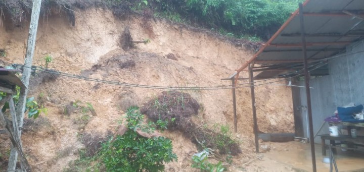 Bencana Alam Banjir yang mengakibatkan tanah longsor serta terendamnya rumah warga di wilayah Kelurahan Rawa Makmur Tahun 2025