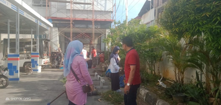 Kerja Bakti di Halaman Kantor Kecamatan Samarinda Ilir