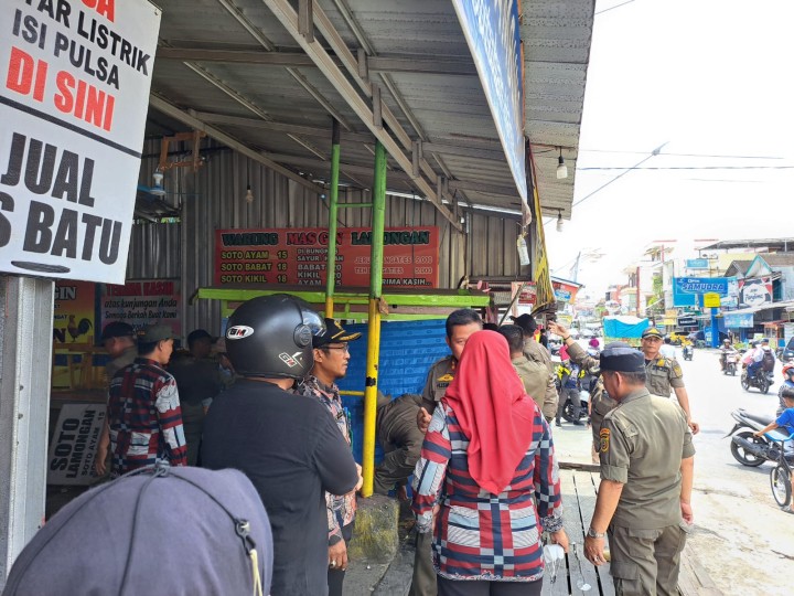 Penertiban warung makan yang dinilai melanggar Perwali