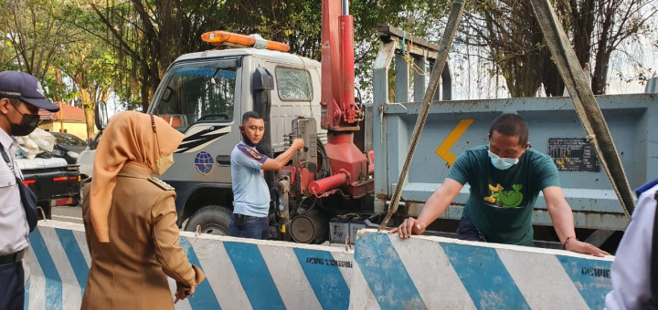 Pemasangan Barier di Pasar Pagi