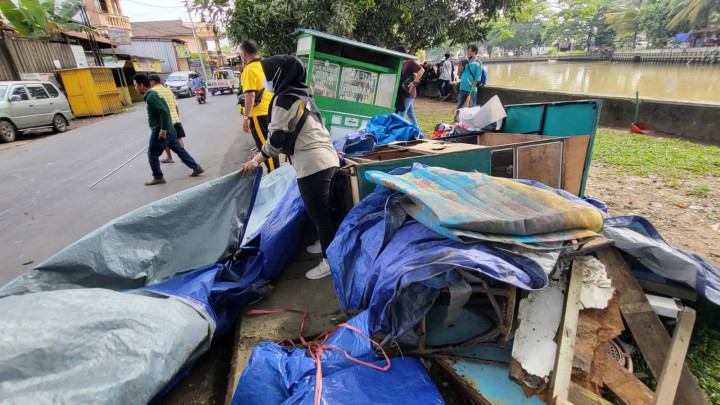Pembongkaran Rombong-Rombong PKL yang di taruh di pinggir jalan di Jln Abdul Muntalib