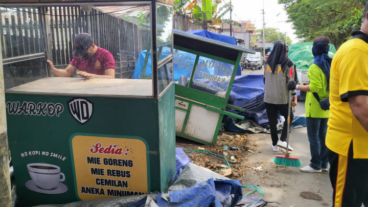 Pembongkaran Rombong-Rombong PKL yang di taruh di pinggir jalan di Jln Abdul Muntalib