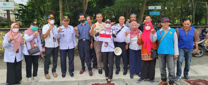 Pembagian Bendera Merah Putih