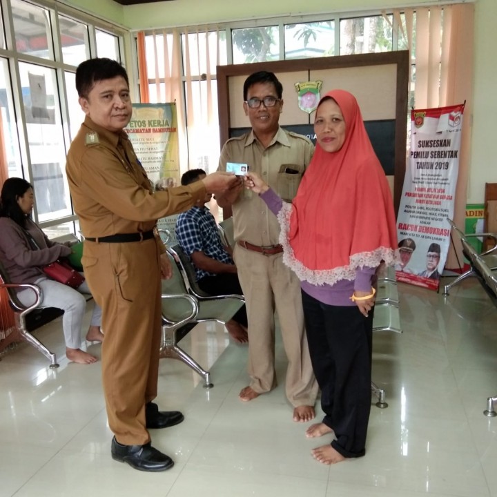 Menyerahkan E - KTP yang sudah tercetak secara langsung kepada masyarakat