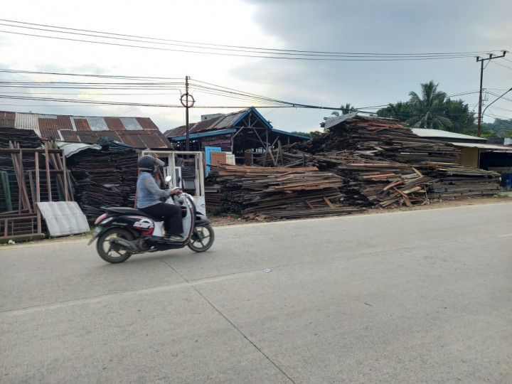 Teguran kepada pemilik usaha yg mengunakan badan jalan utk usaha