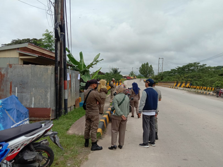 Teguran kepada pemilik usaha yg mengunakan badan jalan utk usaha