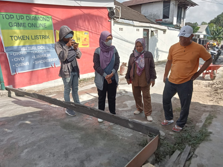 Monitoring pengerjaan Semenisasi Jalan,Drainase,Gorong-gorong, dan Playground