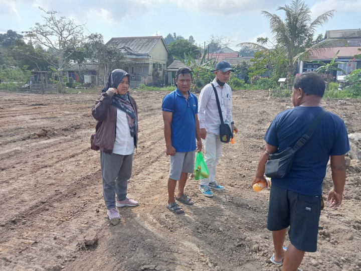 Monitoring pengerjaan Semenisasi Jalan, Posyandu, Lapangan Volly,Playground (Taman Bermain), dan budidaya lebah kelulut