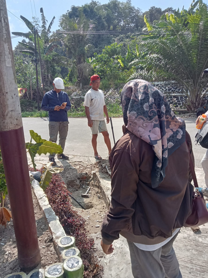 Monitoring pengerjaan Semenisasi Jalan, Posyandu, Lapangan Volly,Playground (Taman Bermain), dan budidaya lebah kelulut