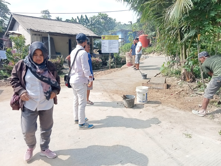 Monitoring pengerjaan Semenisasi Jalan, Posyandu, Lapangan Volly,Playground (Taman Bermain), dan budidaya lebah kelulut