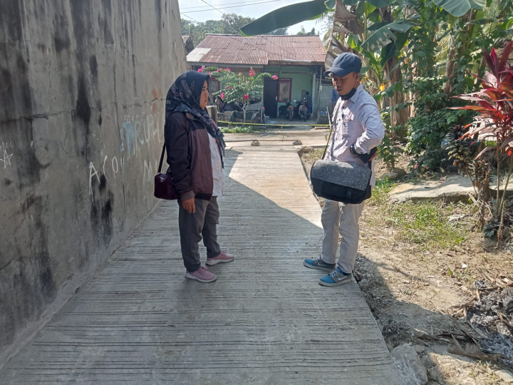 Monitoring pengerjaan Semenisasi Jalan, Posyandu, Lapangan Volly,Playground (Taman Bermain), dan budidaya lebah kelulut