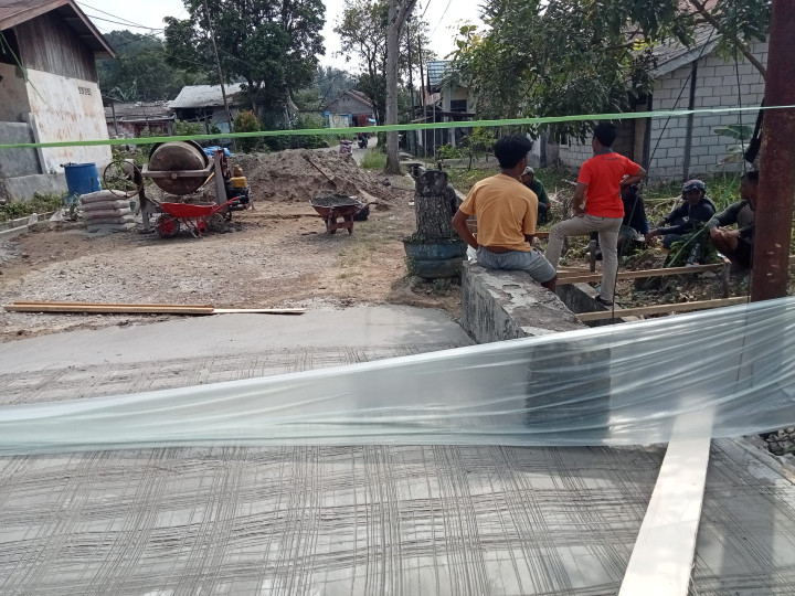 Monitoring pengerjaan Semenisasi Jalan, Posyandu, Lapangan Volly,Playground (Taman Bermain), dan budidaya lebah kelulut