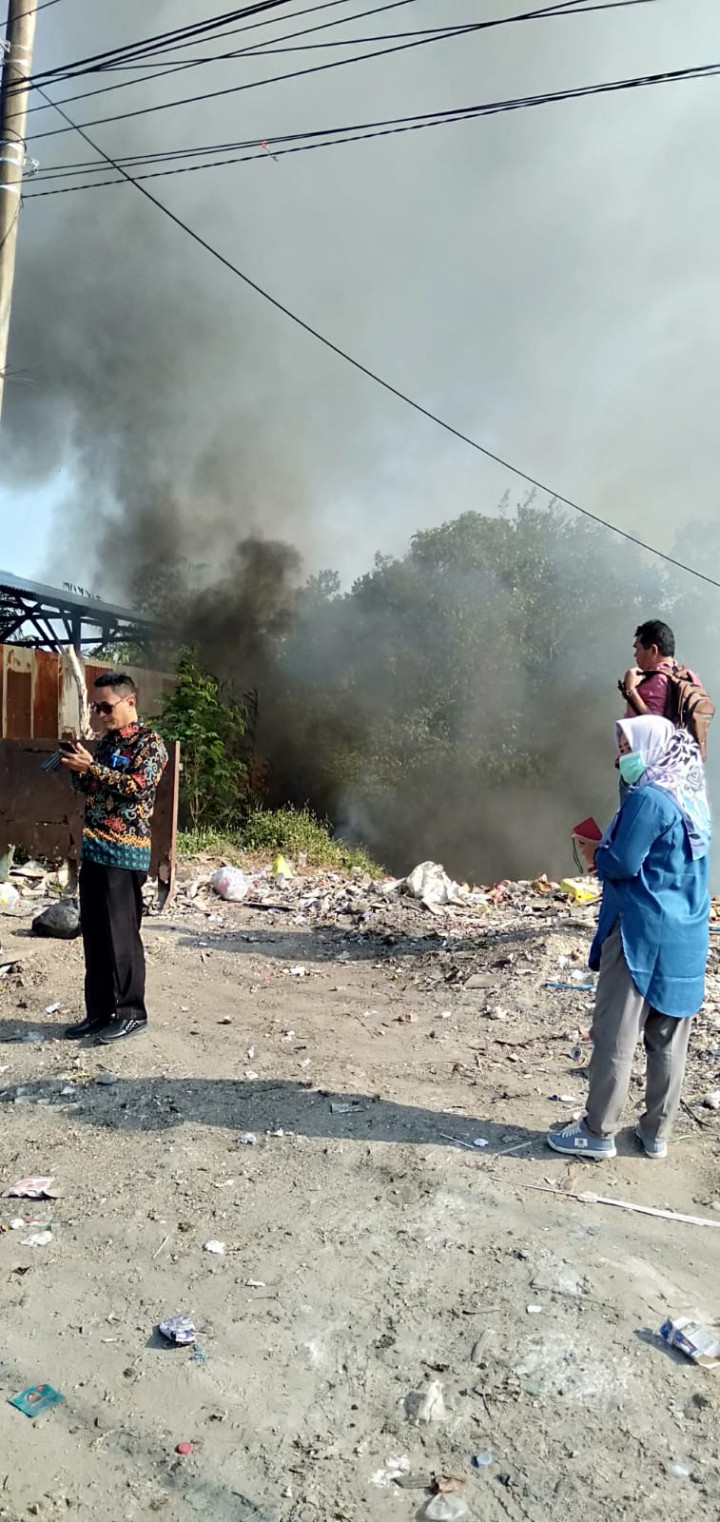 Penanganan Kebakaran Lahan di dekat TPA Pelita 8 Sambutan
